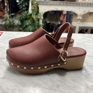 Ancient Greek Sandals in Classic Closed Toe Clog in Chestnut size 37